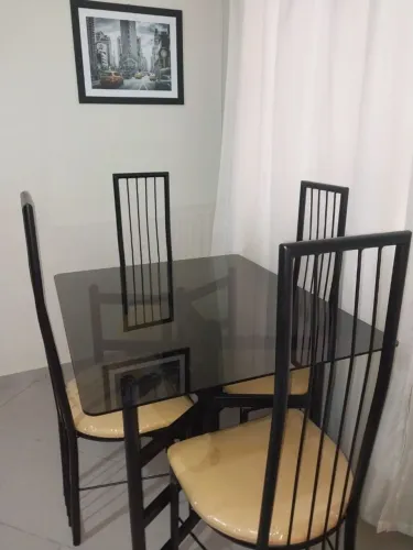 Mesa com Tampo de Vidro e 4 Cadeiras