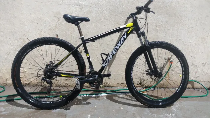 Bicicleta aro 29, acompanha cadeado , porta garrafa e lanterna , kit embreagem shimano