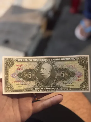 Notas de 5 cruzeiros em perfeito estado.