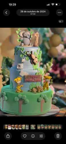 Bolo fake Safari com 09 animais em biscuit 