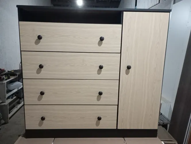 Comoda 4 gavetas e 1 porta