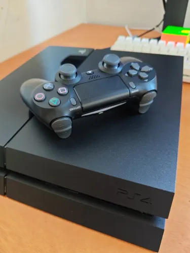 Playstation 4 500gb, 1 controle 2 jogos físicos. Negocio o valor.