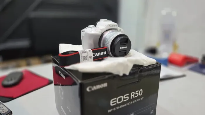 Camera Canon EOS R50 white