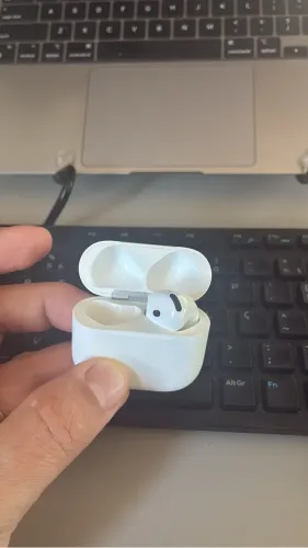 Estojo e fone lado direito AirPod 4 sem AN