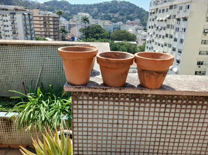 Trio de vasos de barro pequeno