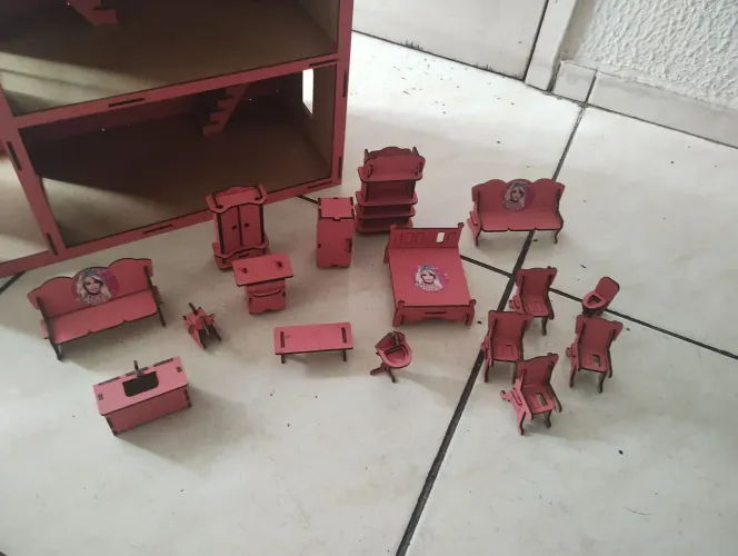 Vendo casinha de MDF da Barbie