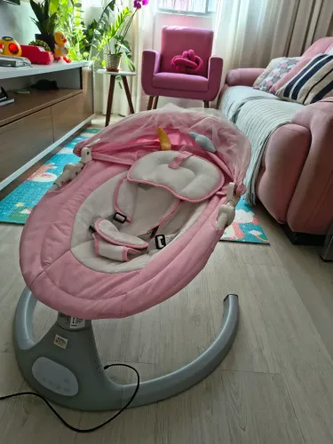 Cadeirinha de balanço de bebê rosa