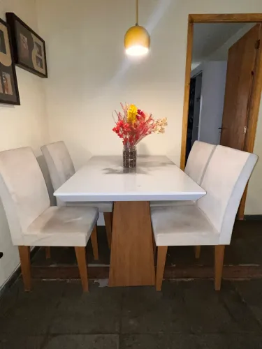 Mesa com 4 cadeiras