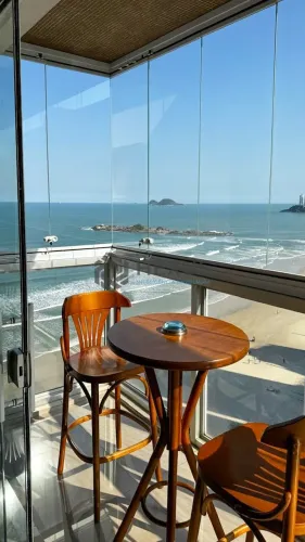 Apartamento reformado frente mar com varanda na Praia das Pitangueiras, Guaruja