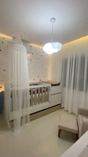 Berço com cama auxiliar multifuncional