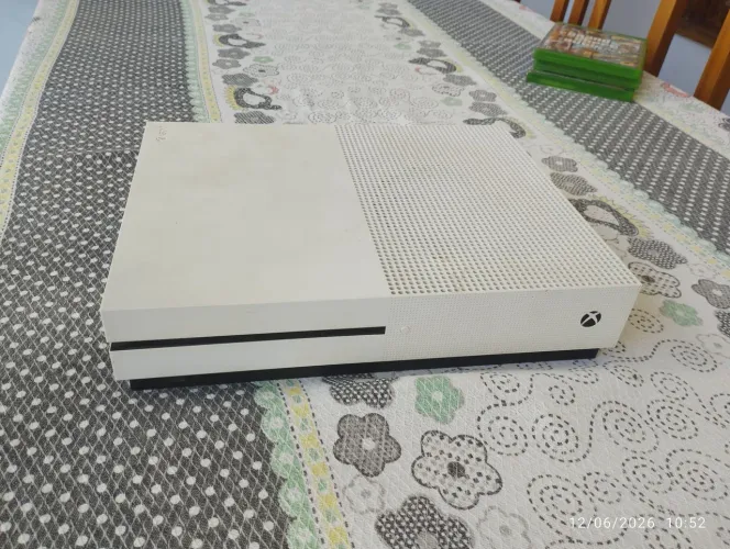 Xbox one S 512gb usado+controle Original+ 3jogos(GTA V,fifa19 e Sunset Overdrive)