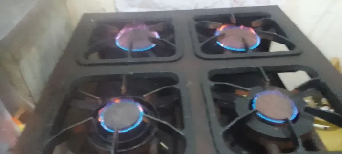 Fogão industrial com 4 bocas e forno funcionando tudo