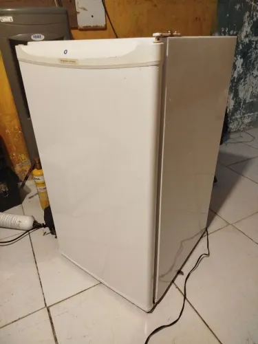 frigobar funcionando perfeitamente gelando muito ?
