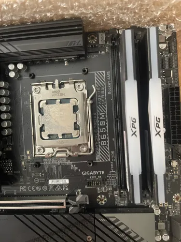 Kit Upgrade 7800x3d + 32GB DDR5 6000mhz XPG + Placa mae Aorus B650M Pro AX