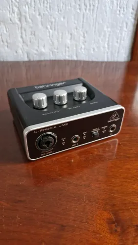 Interface de audio Behringer UM2 (apenas 1 canal funcionando)