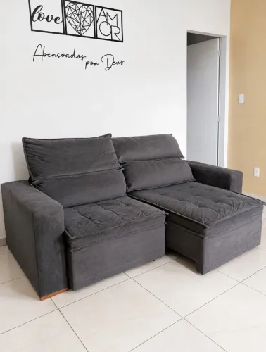 Sofá Retrátil Cinza Conforto e Espaço