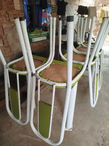 Mesa de mármore com 6 cadeiras 