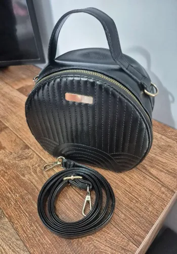 BOLSA BAÚ PRETA COM ALÇA TIRACOLO