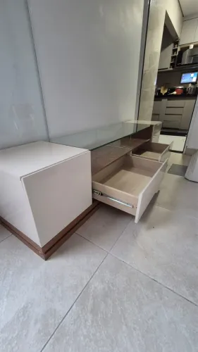 Rack para TV Moderno com Tampo de Vidro, Gavetas e Porta - Excelente Estado