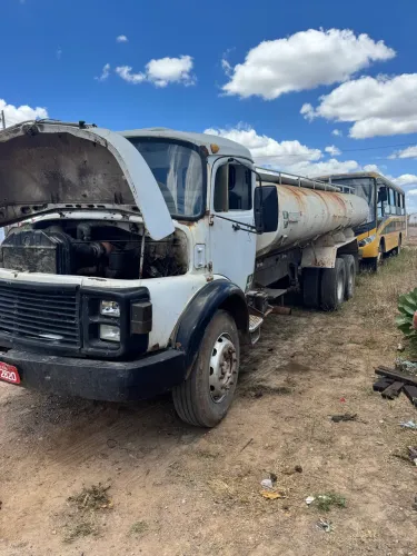 Oportunidade!!!vendo caminhão Mb 1313 pipa precisando de uma cabine !