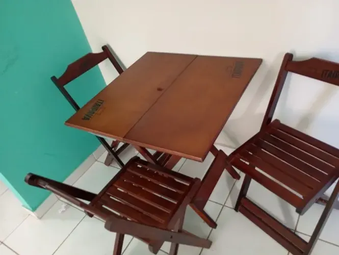 Mesa de madeira 4 cadeira