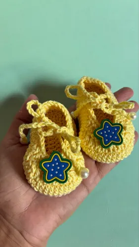 Sapatinho de crochê para bebê amarelo Copa do mundo