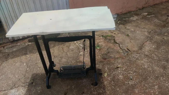 Base de ferro de máquina de costura antiga 