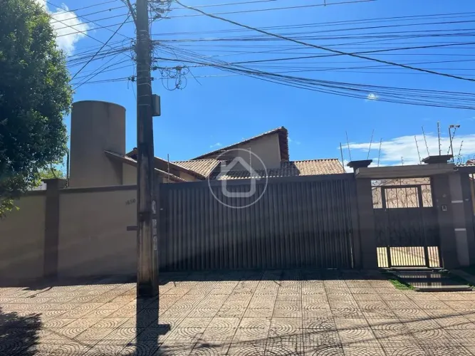 CASA COM AMPLO QUINTAL