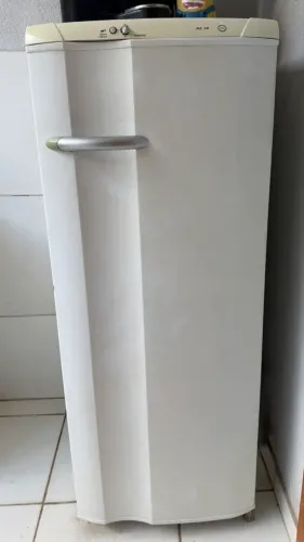 Geladeira Electrolux RE28 Compacta 240L - Barata para Desapegar