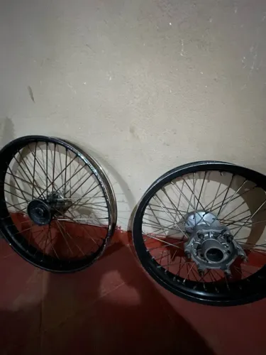 Vendo par de rodas lander ou tenere