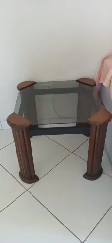 Mesa de canto de madeira e tampo de vidro