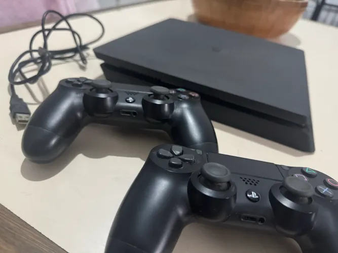 PlayStation 4 Slim 