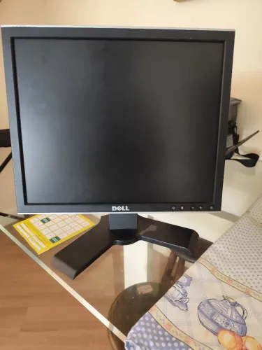 Monitor Dell detalhe 17 polegadas com detalhes na tela 