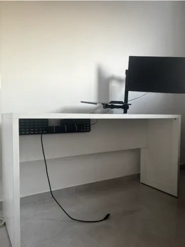 MESA BRANCA COM GRADE PARA FIOS E SUPORTE PARA NOTEBOOK E TELA