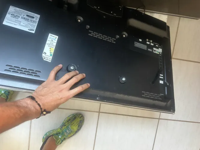 Vendo duas TVS, usadas uma tela trocando outro som falhando 