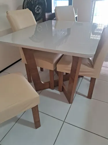 Mesa de jantar com 4 cadeiras