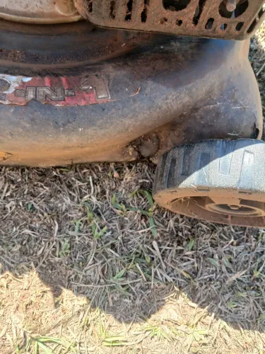 Vende-se ou troca maquina de cortar grama.