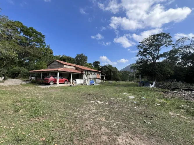 Sítio com Casa Linear em Chácaras de Inoã, Maricá.