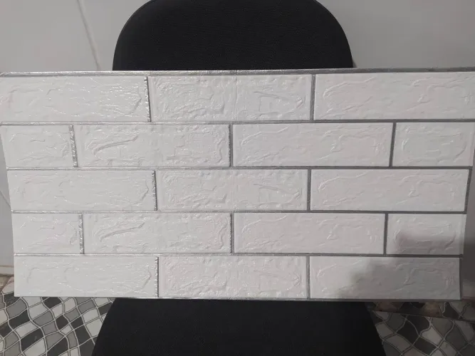 Revestimento adesivo 3D com padrão de tijolo branco em espuma de polietileno
