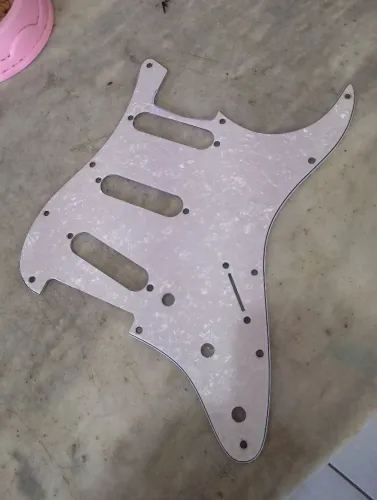 Escudo Stratocaster perolado