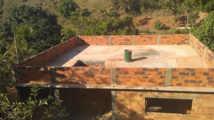 Vendo Casa em construção em Tombos MG na rua Victor Nonato da Rocha, bairro Quebra Copos.