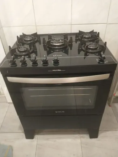 Vendo fogão 5 bocas Atras, mesa de vidro e amplo espaço no forno com acendimento auto.