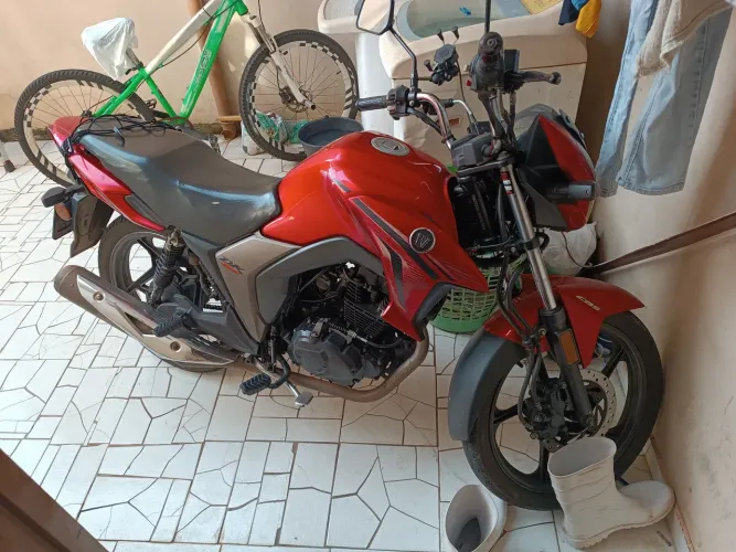 Vende se essa moto ano 2018