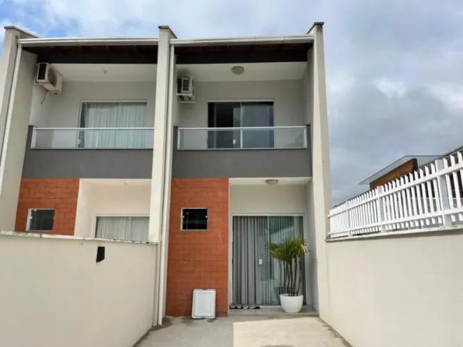 Sobrado à venda no bairro Água Verde, em rua tranquila e com ótima vizinhança.