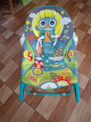 Cadeira de bebê balança e vibra