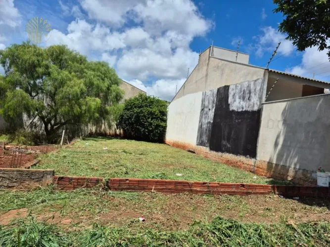 Terreno à venda em Maringá, Jardim Paulista, com 150 m², 6x25, meio terreno