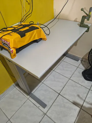 Mesa industrial, base em ferro.