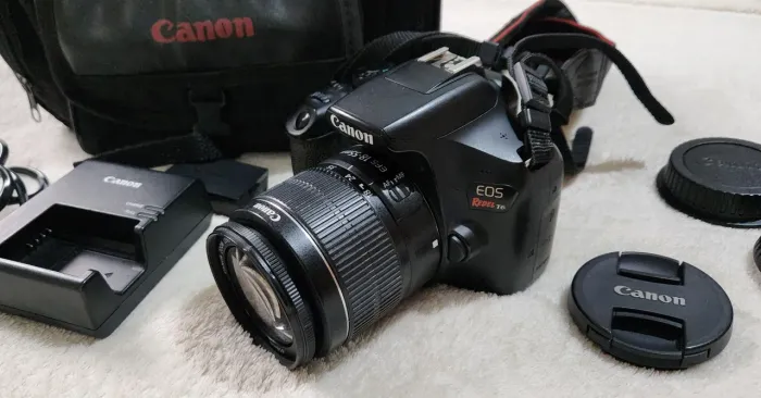 Câmera Canon T6 Wi-fi com lente 18-55mm + Cartão de memória e Bolsa