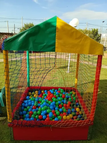 Cama elástica e piscina de bolinhas