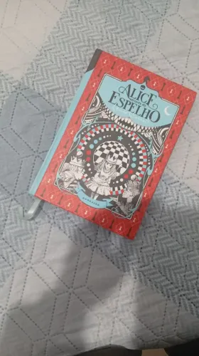 Alice através do espelho livro